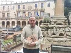 Pepe Boces en el archivo municipal. 