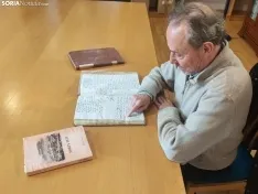Pepe Boces en el archivo municipal. 