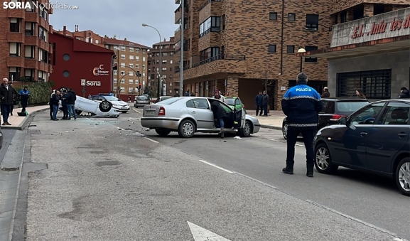 Espectacular vuelco de un turismo en Duques de Soria