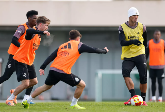 César Palacios entra en la primera convocatoria de Arbeloa como entrenador del Real Madrid