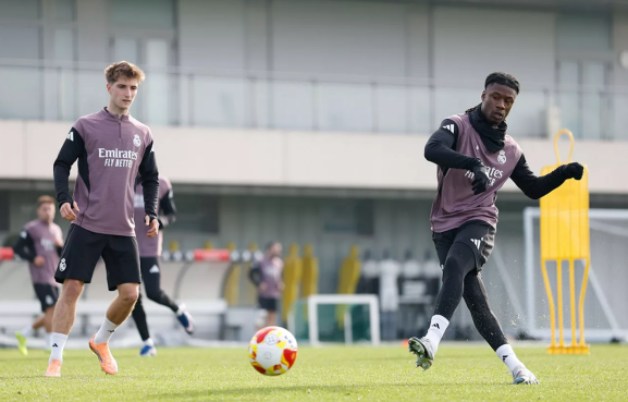 César Palacios entrena con el primer equipo del Real Madrid en el debut de Arbeloa como entrenador blanco