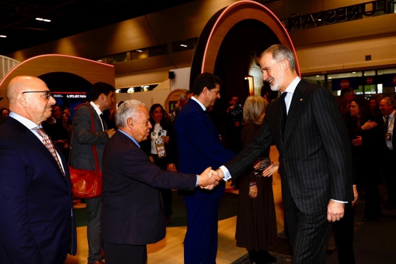 El Rey saluda al consejero hoy en Ifema. /Jta.