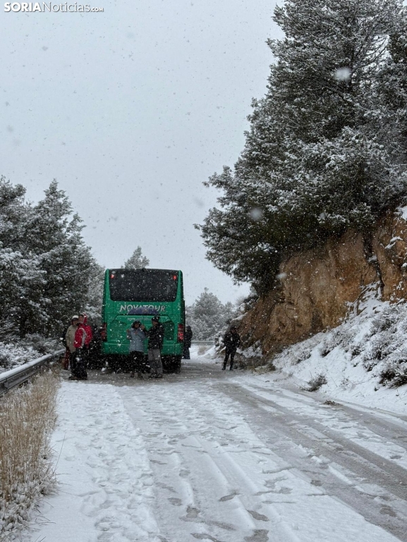Caos en La Galiana: La nieve provoca un atasco y la quitanieves aún no ha hecho acto de presencia en la vía