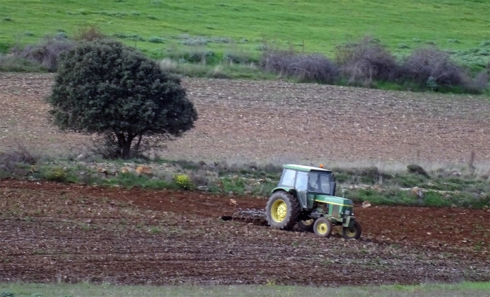 Un tractor durante labores de invierno. /PC