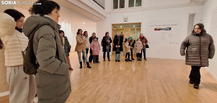 Una de las visitas guiadas a la exposición. /PC