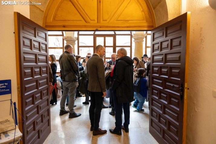 Los asistentes al acto disfrutaron de un vino español en el claustro de La Merced. /Ferrer
