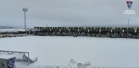 El estadio de La Albuera en el que jugará mañana en el Numancia, cubierto por un manto de nieve 