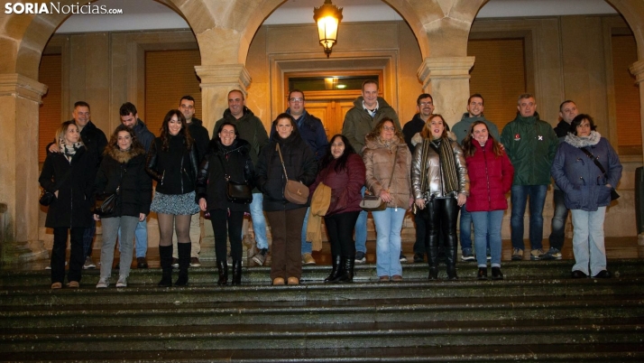 Foto de familia de los candidatos a los pies de las escaleras del ayuntamiento. /María Ferrer