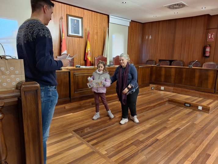 Almaz&aacute;n entrega los premios de los concursos de Navidad 2025