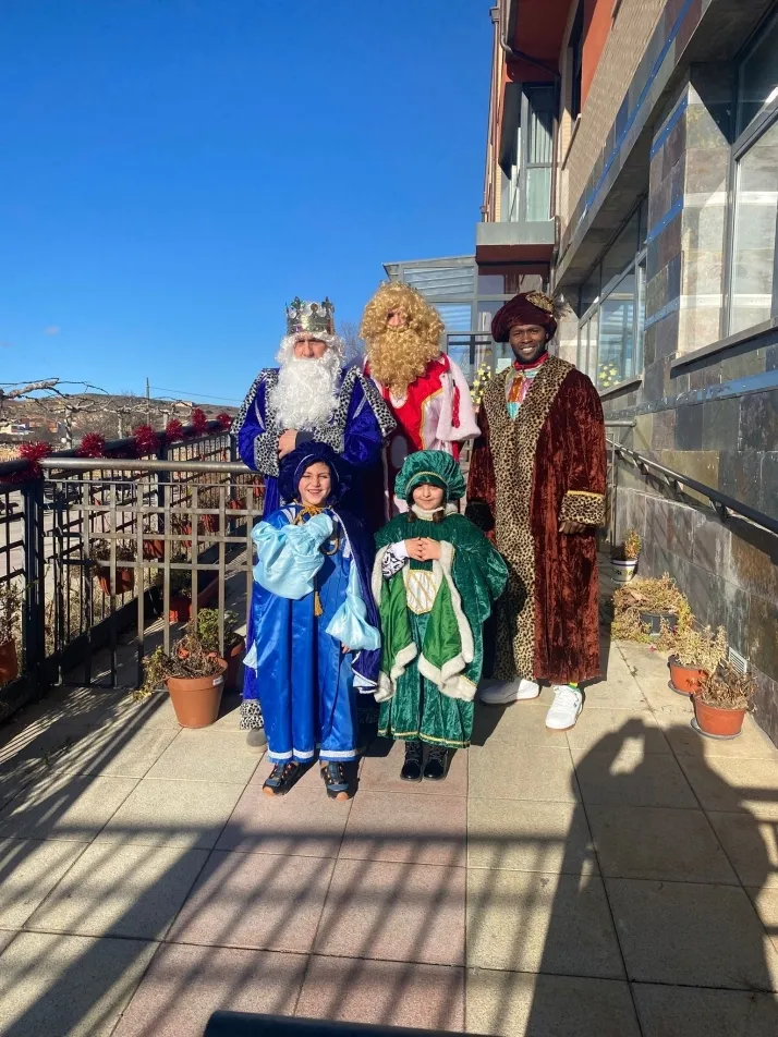 Foto 2 - Los Reyes Magos no se olvidaron de los m&aacute;s mayores y visitaron los centros de Residencia Latorre