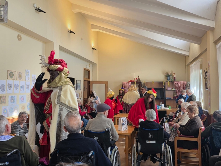 Los Reyes Magos no se olvidaron de los m&aacute;s mayores y visitaron los centros de Residencia Latorre