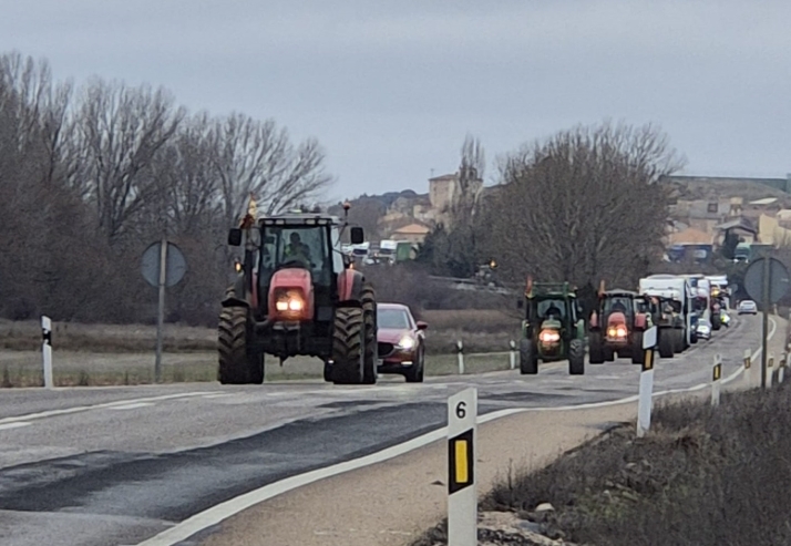 VIDEO | Retrasos de dos horas por protestas agrarias entre Langa y Aranda