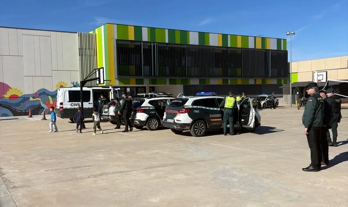 Foto 2 - La Guardia Civil acerca su labor a los escolares de Camaretas con una exhibici&oacute;n