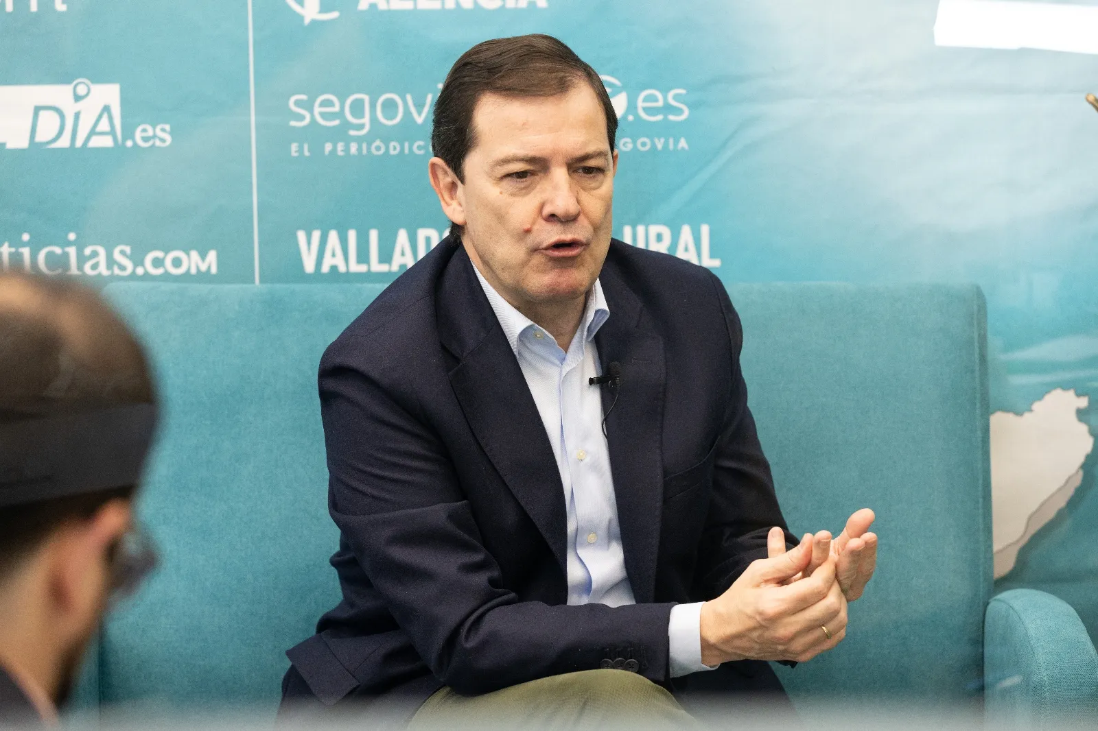 Alfonso Fernández Mañueco atiende a los periodistas del grupo Imediacyl Aida Acitores (Palencia en la red), María Fuentes (Salamanca RTV al día) y Sergio García (Soria Noticias) en la sede del grupo en Salamanca. 