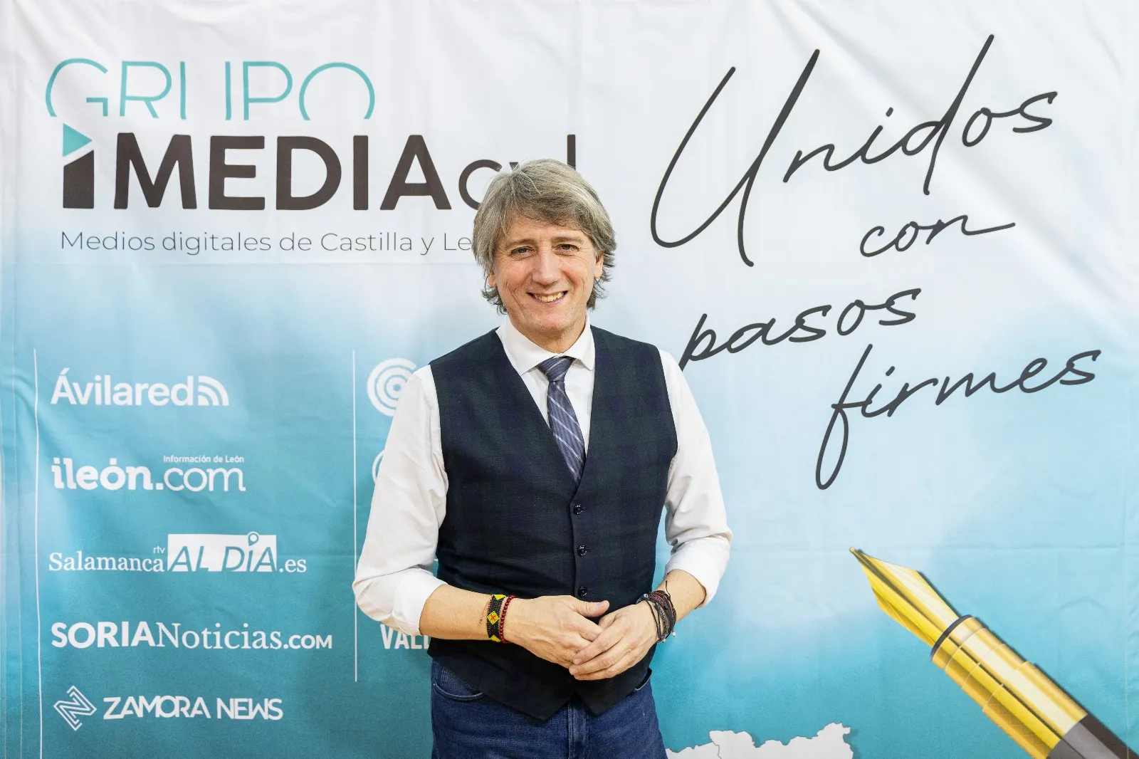 Carlos Martínez Mínguez atiende a los periodistas del grupo Imediacyl Aida Acitores (Palencia en la red), María Fuentes (Salamanca RTV al día) y Sergio García (Soria Noticias) en la sede del PSOE. 