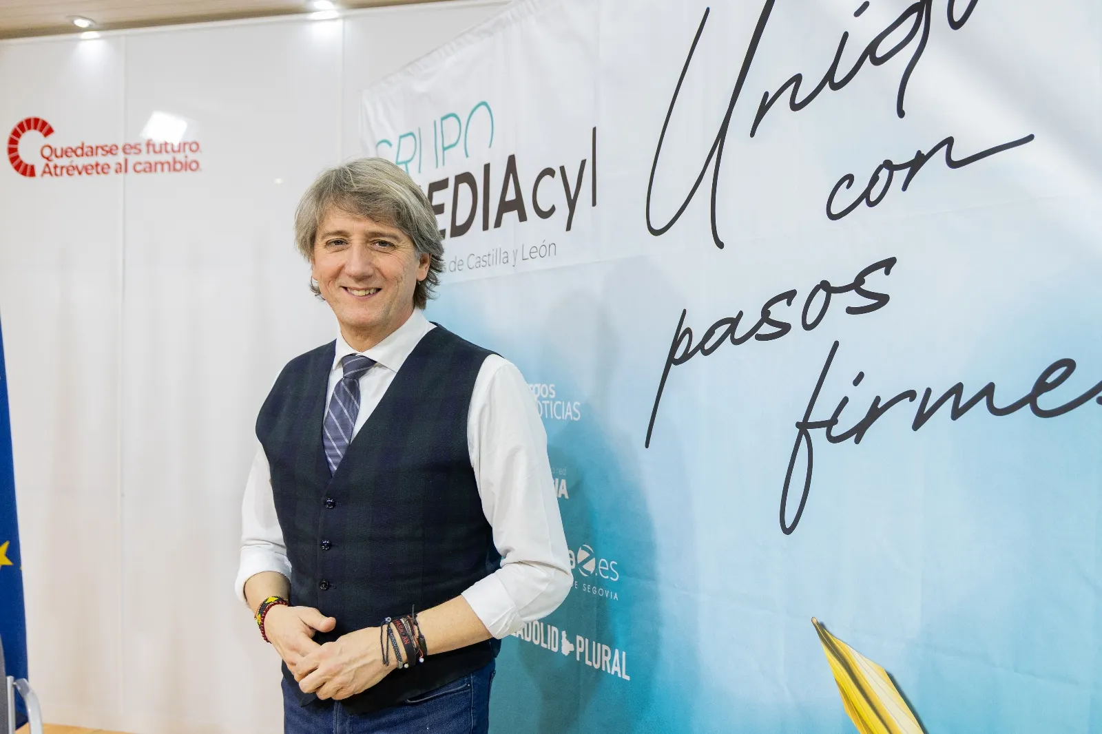 Carlos Martínez Mínguez atiende a los periodistas del grupo Imediacyl Aida Acitores (Palencia en la red), María Fuentes (Salamanca RTV al día) y Sergio García (Soria Noticias) en la sede del PSOE. 