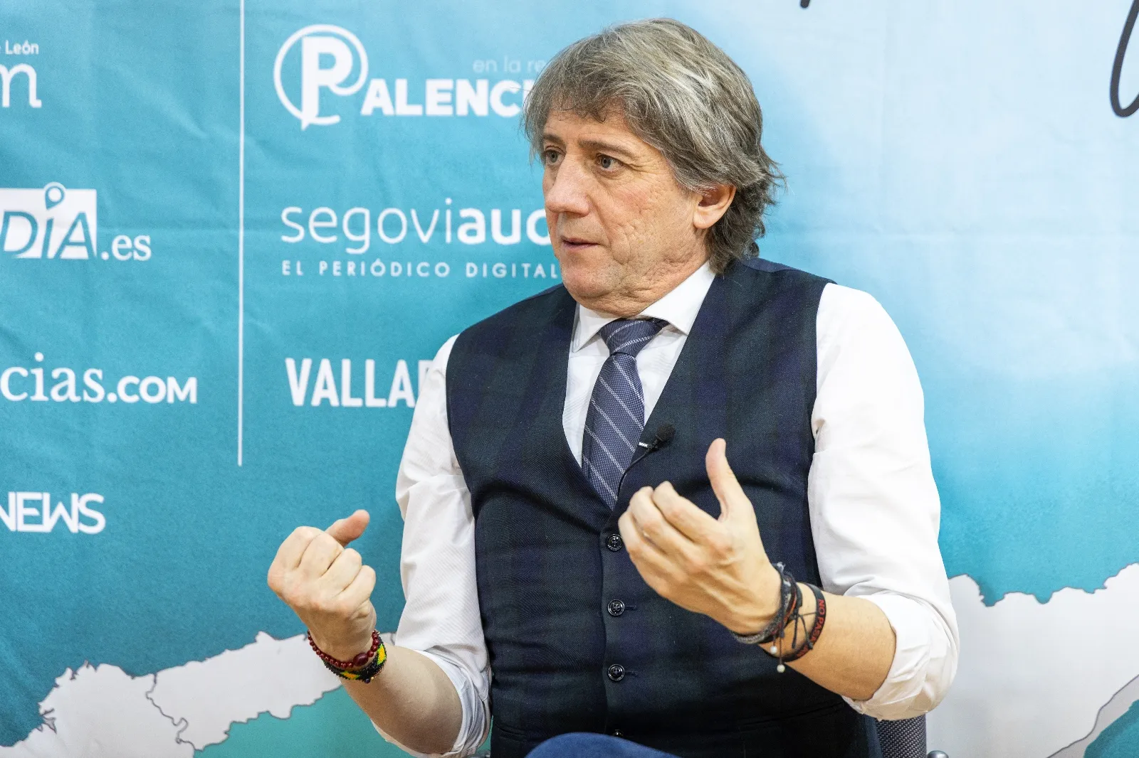 Carlos Martínez Mínguez atiende a los periodistas del grupo Imediacyl Aida Acitores (Palencia en la red), María Fuentes (Salamanca RTV al día) y Sergio García (Soria Noticias) en la sede del PSOE. 