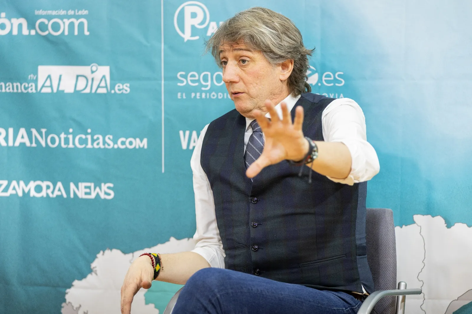 Carlos Martínez Mínguez atiende a los periodistas del grupo Imediacyl Aida Acitores (Palencia en la red), María Fuentes (Salamanca RTV al día) y Sergio García (Soria Noticias) en la sede del PSOE. 