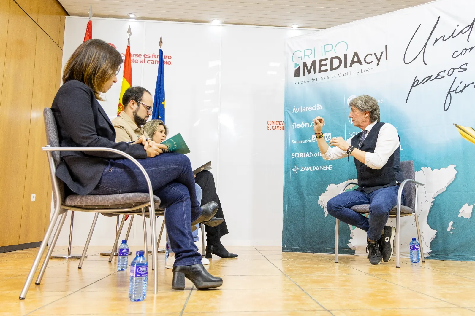 Carlos Martínez Mínguez atiende a los periodistas del grupo Imediacyl Aida Acitores (Palencia en la red), María Fuentes (Salamanca RTV al día) y Sergio García (Soria Noticias) en la sede del PSOE. 