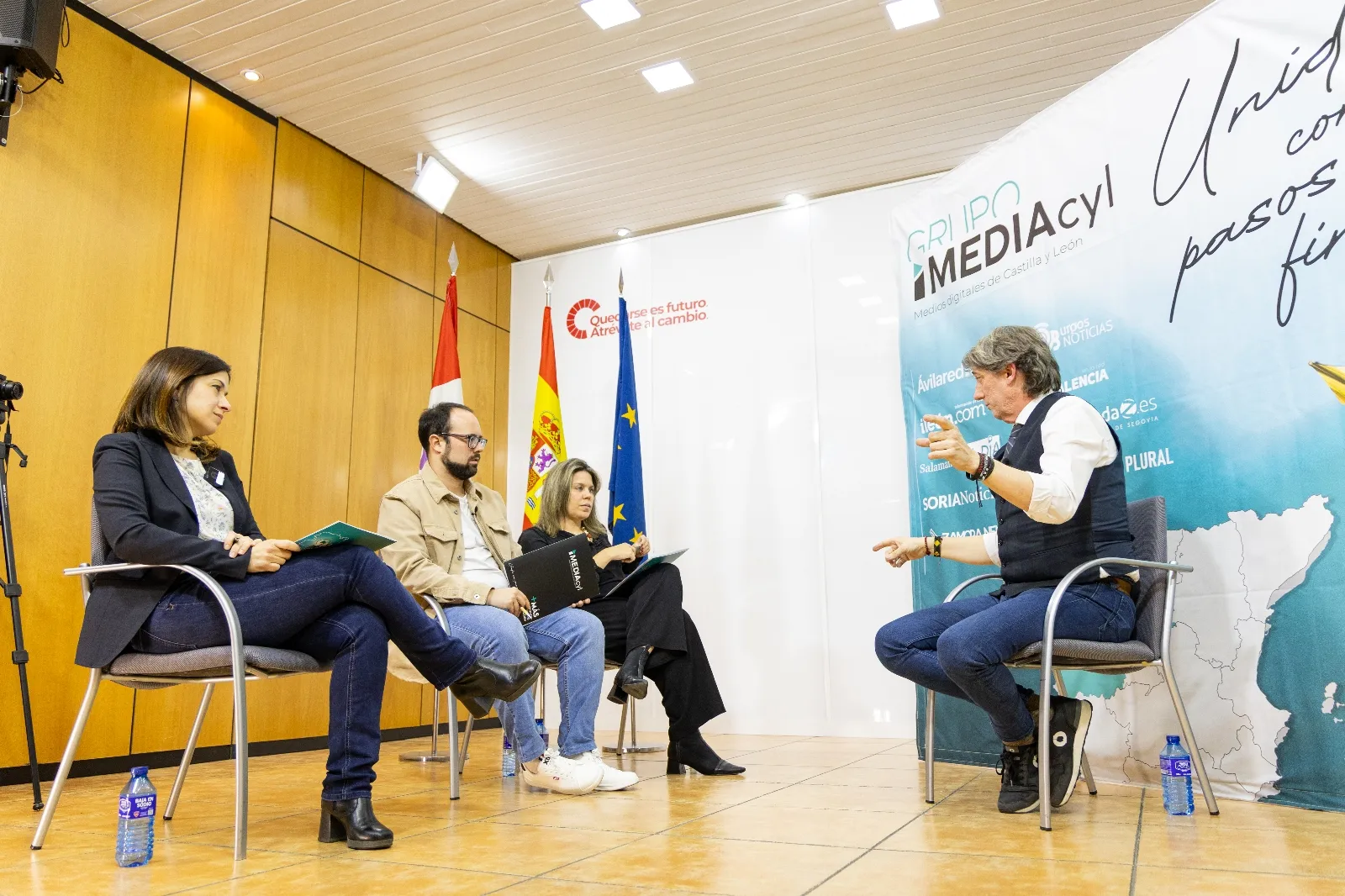 Carlos Martínez Mínguez atiende a los periodistas del grupo Imediacyl Aida Acitores (Palencia en la red), María Fuentes (Salamanca RTV al día) y Sergio García (Soria Noticias) en la sede del PSOE. 