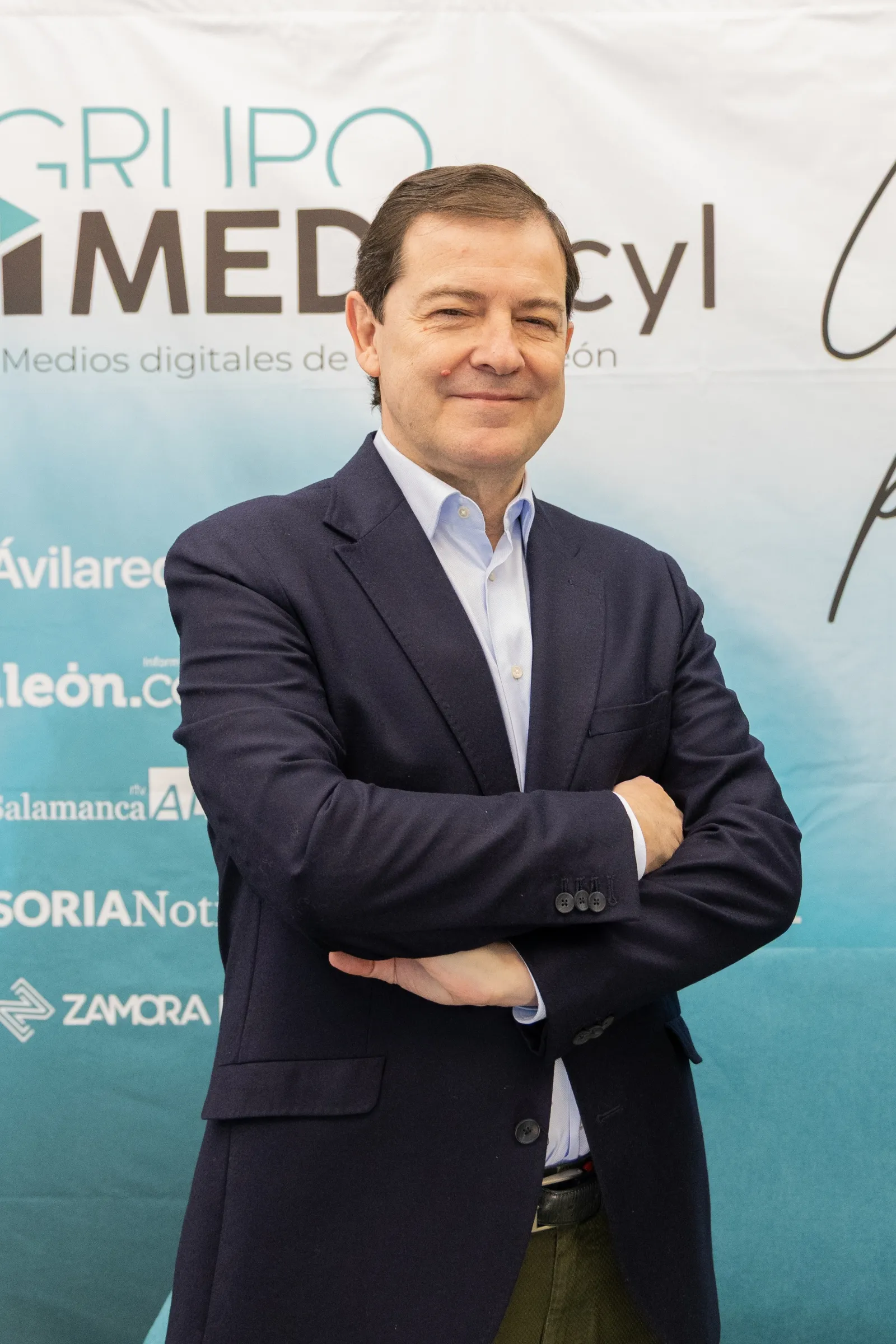 Alfonso Fernández Mañueco atiende a los periodistas del grupo Imediacyl Aida Acitores (Palencia en la red), María Fuentes (Salamanca RTV al día) y Sergio García (Soria Noticias) en la sede del grupo en Salamanca. 