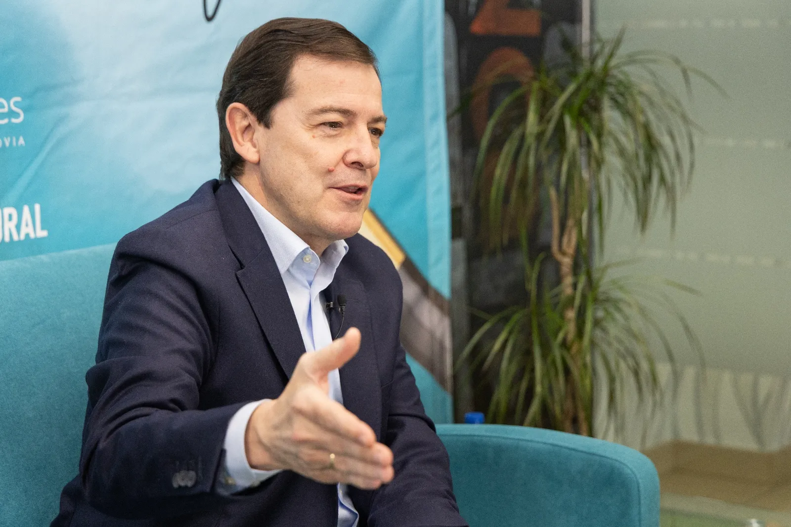 Alfonso Fernández Mañueco atiende a los periodistas del grupo Imediacyl Aida Acitores (Palencia en la red), María Fuentes (Salamanca RTV al día) y Sergio García (Soria Noticias) en la sede del grupo en Salamanca. 