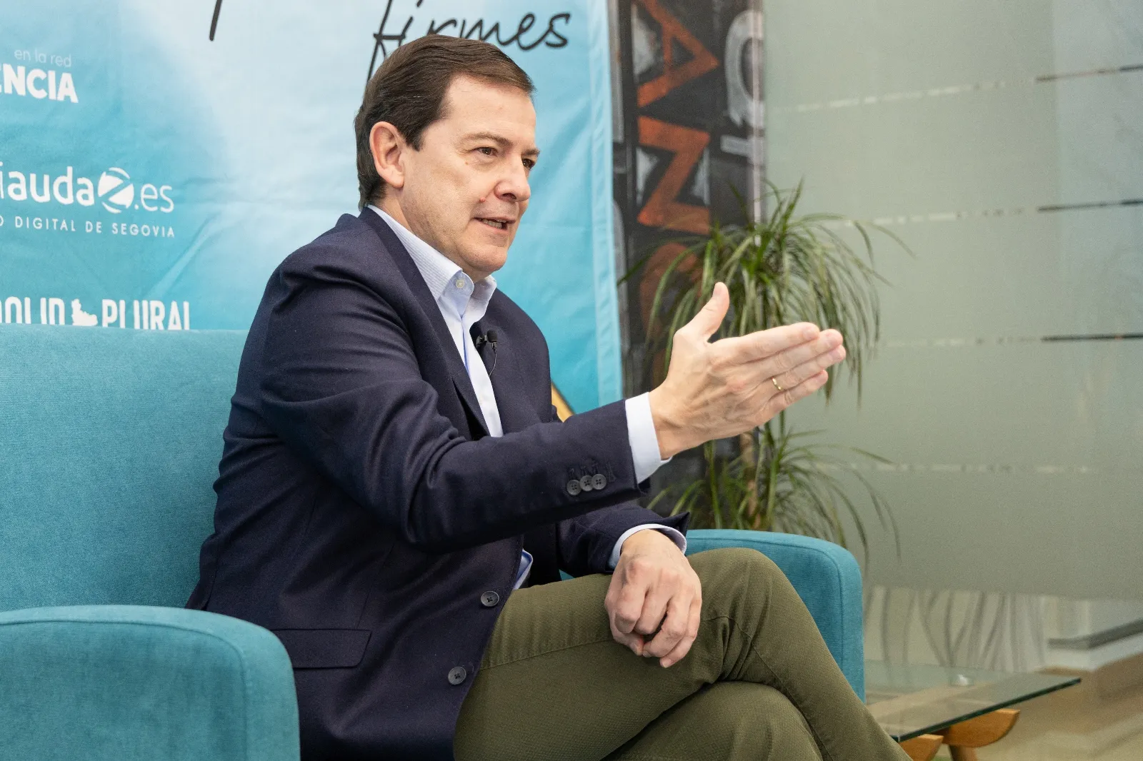 Alfonso Fernández Mañueco atiende a los periodistas del grupo Imediacyl Aida Acitores (Palencia en la red), María Fuentes (Salamanca RTV al día) y Sergio García (Soria Noticias) en la sede del grupo en Salamanca. 