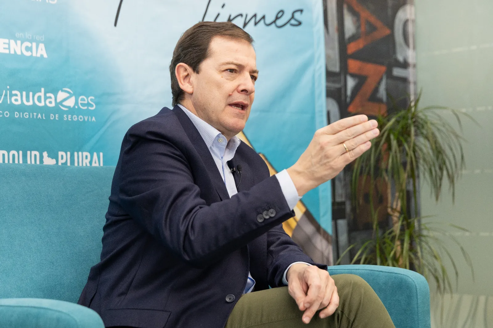 Alfonso Fernández Mañueco atiende a los periodistas del grupo Imediacyl Aida Acitores (Palencia en la red), María Fuentes (Salamanca RTV al día) y Sergio García (Soria Noticias) en la sede del grupo en Salamanca. 