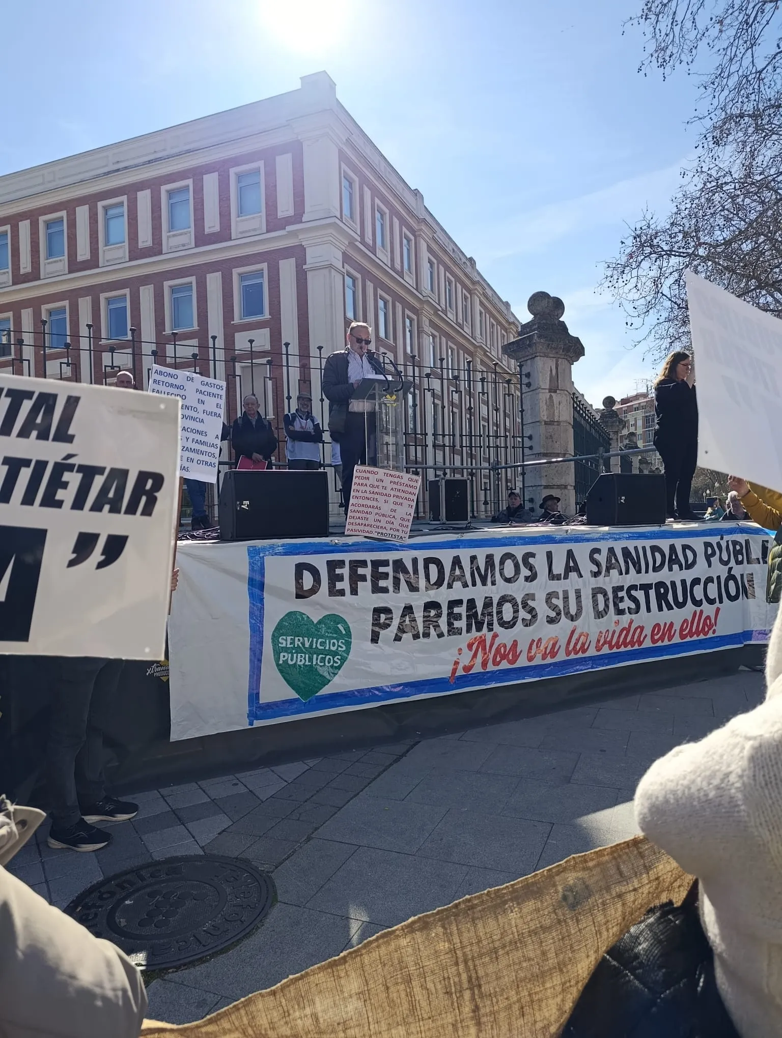 Foto 2 - Sanidad P&uacute;blica: las ocho exigencias de la marea blanca que recorri&oacute; Valladolid con presencia soriana