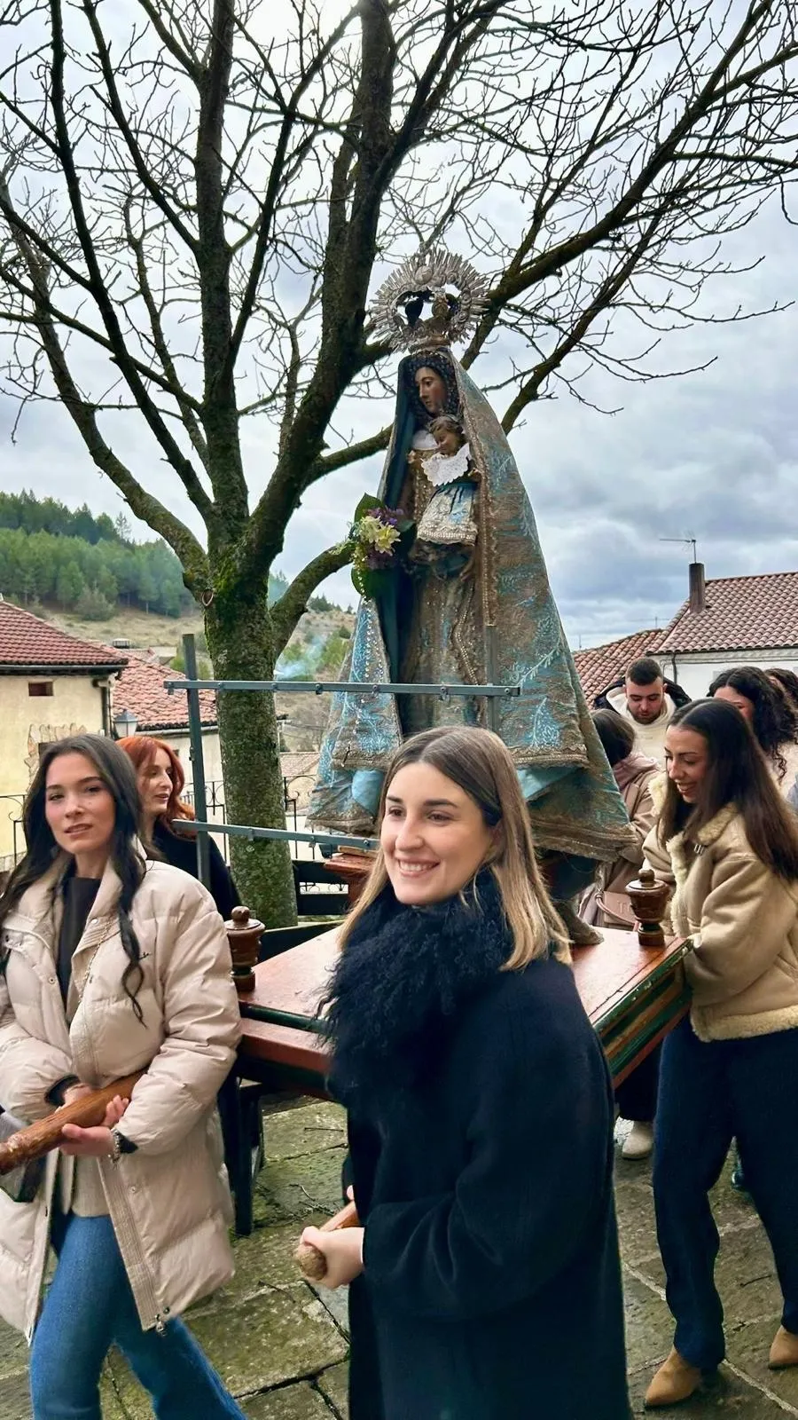 Foto 2 - La juventud de Cabrejas del Pinar mantiene viva la tradici&oacute;n popular