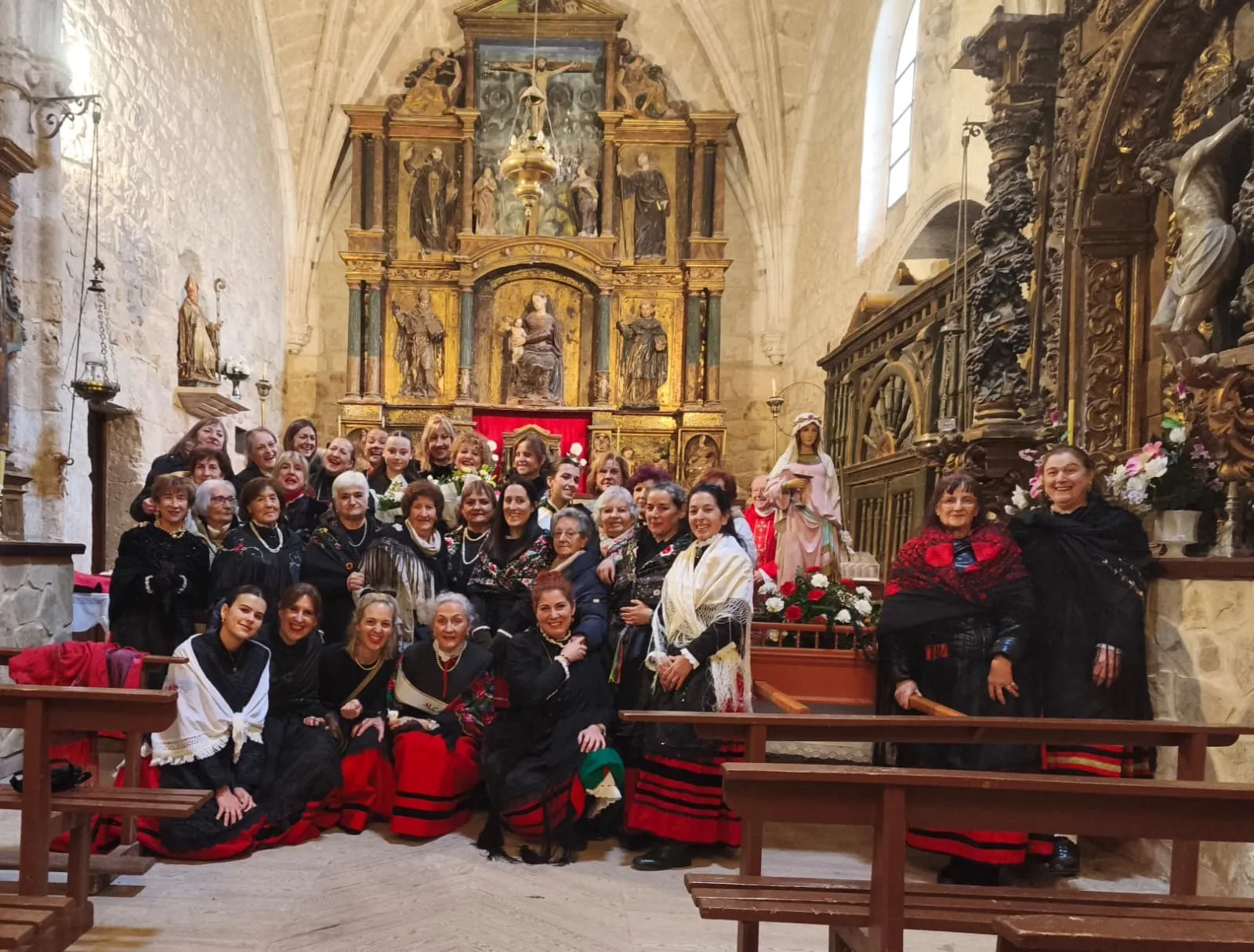 Foto 2 - Pe&ntilde;alba de San Esteban re&uacute;ne a tres generaciones de mujeres para honrar a Santa &Aacute;gueda