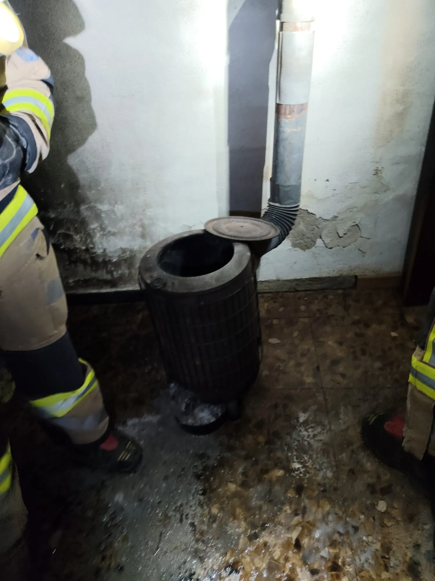 Foto 2 - Incendio en una casa de Matanza de Soria que acaba con una joven trasladada al hospital