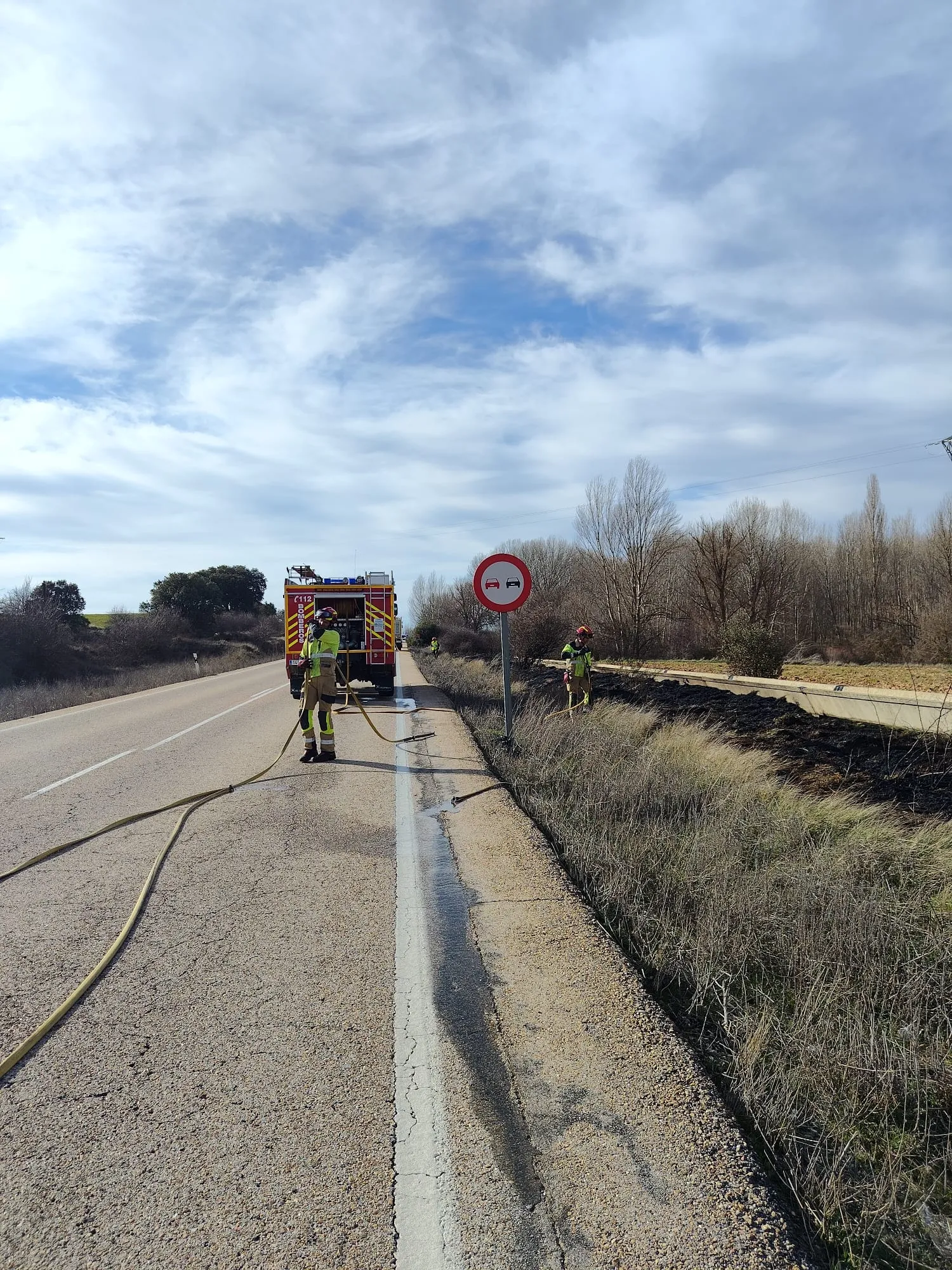 Foto 2 - Los bomberos sofocan un incendio en la CL-116