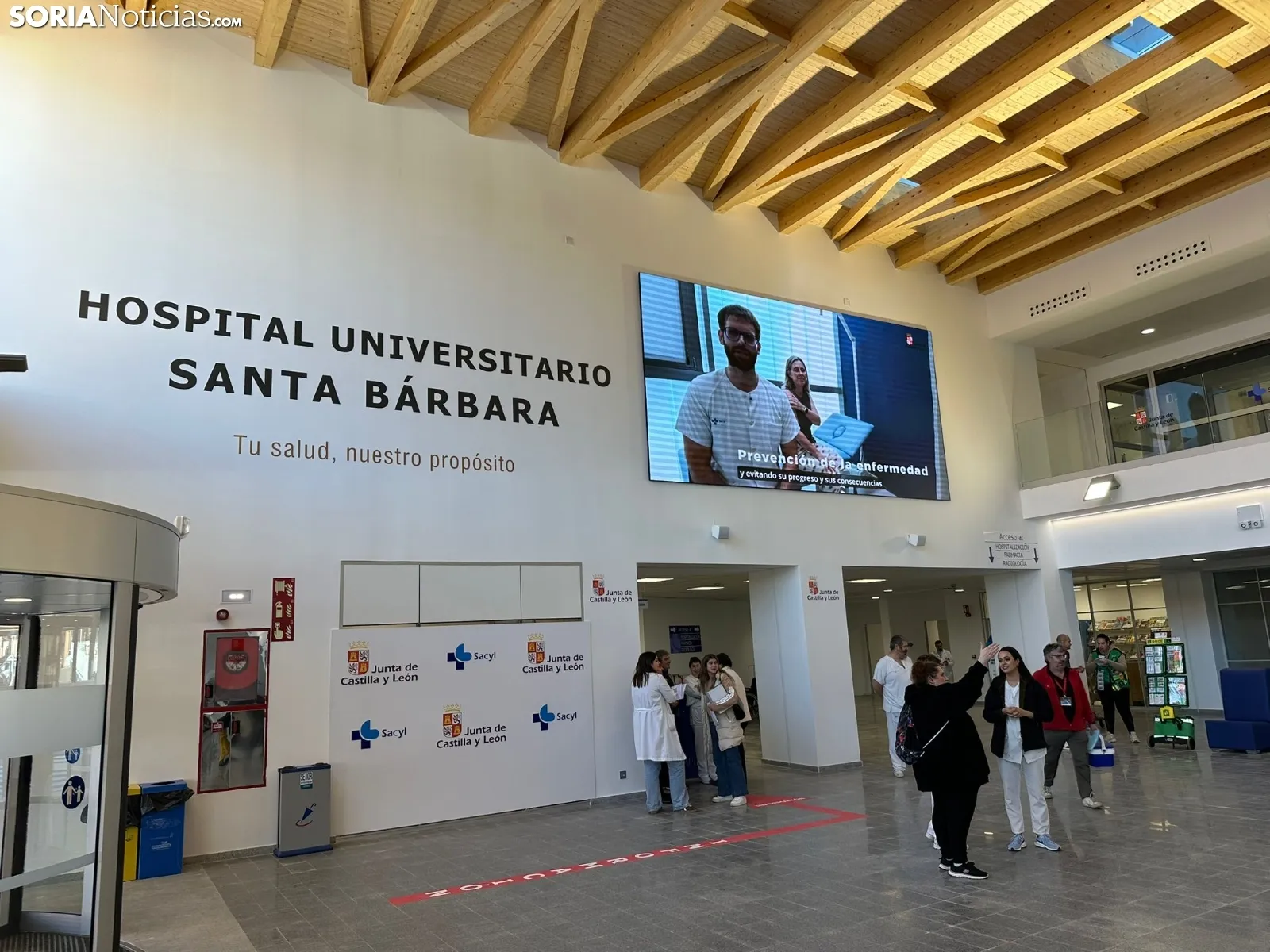 Foto 7 - As&iacute; son la nueva entrada y vest&iacute;bulo del Hospital Santa B&aacute;rbara