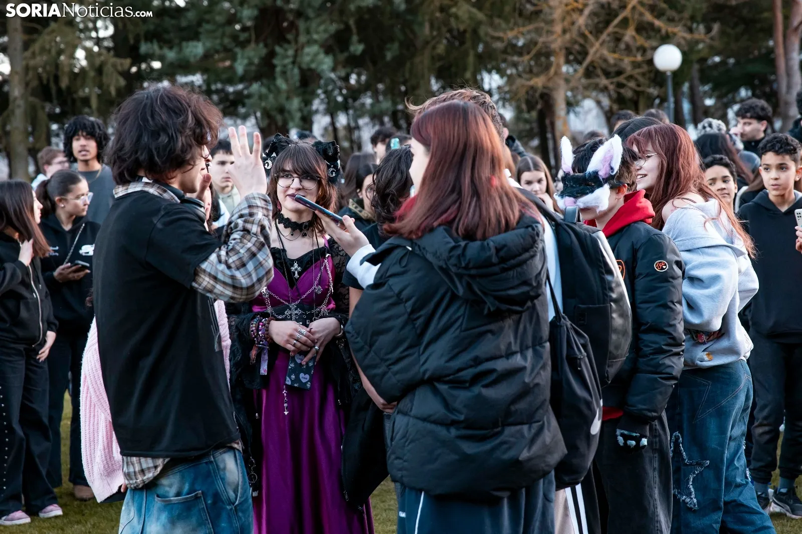 La quedada ‘Therian’ congrega tan solo a 2 humanos que se sienten perros y a centenares de curiosos./ Viksar Fotografía