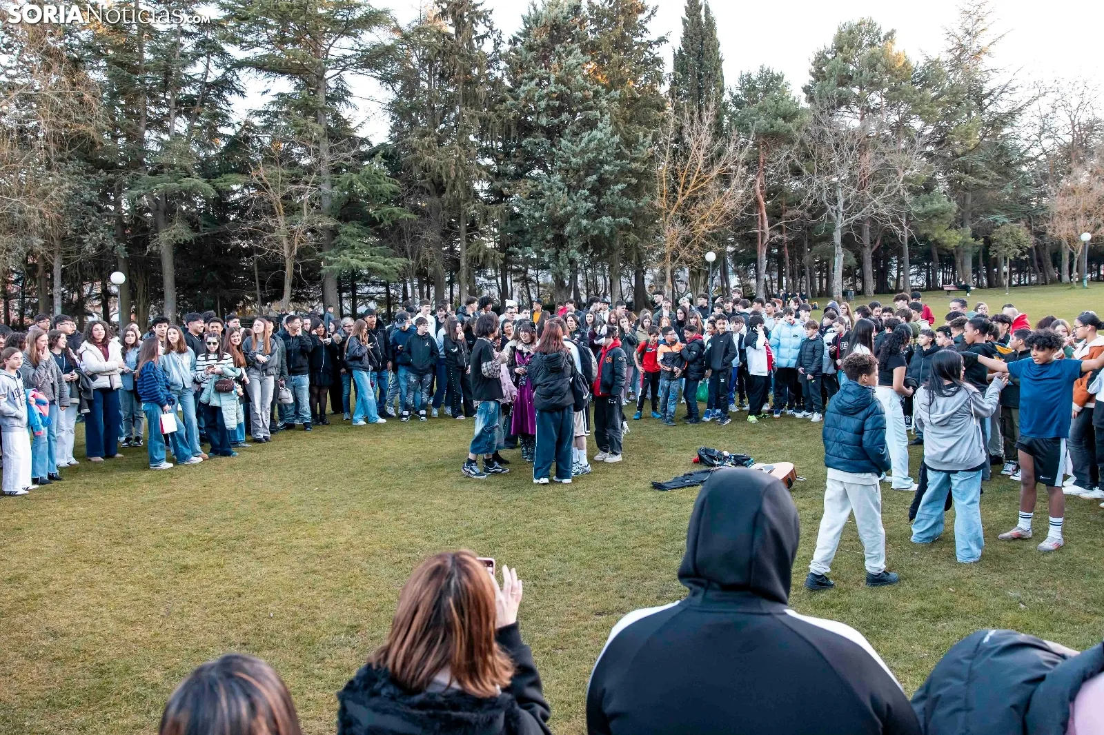 La quedada ‘Therian’ congrega tan solo a 2 humanos que se sienten perros y a centenares de curiosos./ Viksar Fotografía