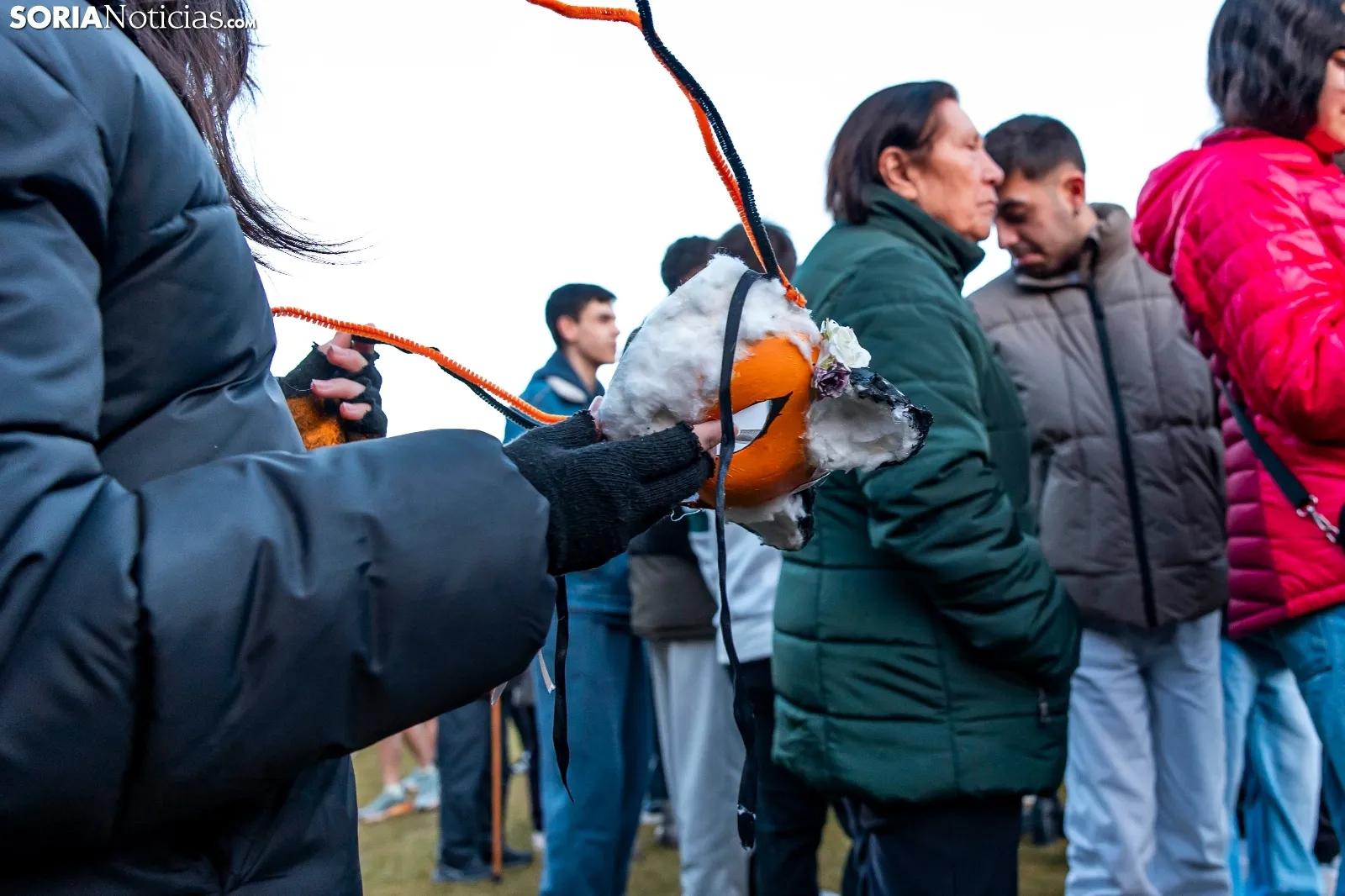 La quedada ‘Therian’ congrega tan solo a 2 humanos que se sienten perros y a centenares de curiosos./ Viksar Fotografía