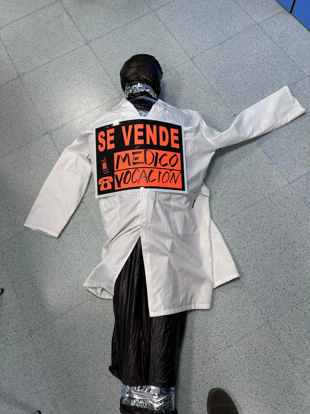 Protestas de los médicos, hoy, junto al Hospital Santa Bárbara de Soria. SN