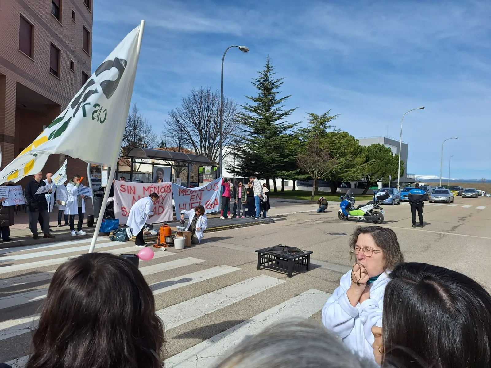 Imágenes de la protesta de batas blancas, hoy, en Soria. | I. López/ CESM