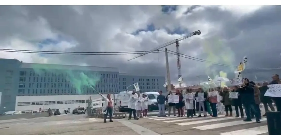 Imágenes de la protesta de hoy frente al hospital Santa Bárbara.
