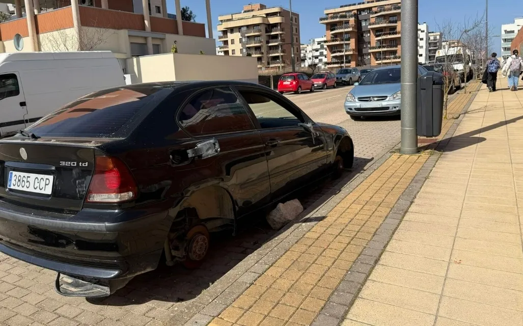 Coches decomisados en la calle León, en el barrio de Los Royales. | AVLR