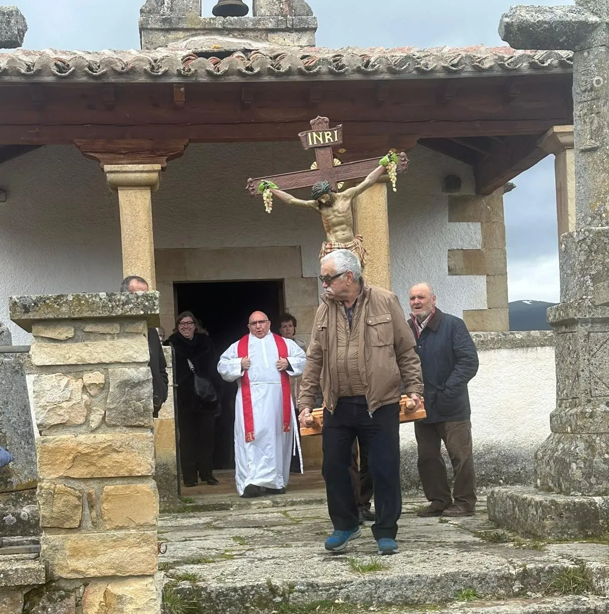 Foto 2 - Sotillo del Rinc&oacute;n desaf&iacute;a la lluvia y el viento para honrar al Santo Cristo del Humilladero