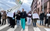 Médicos durante la concentración ayer en la jornada de huelga. 