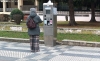 Una usuaria frente a un dispositivo dispensador de tiques de la zona azul en Mariano Vicén. /PC