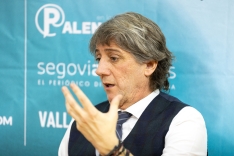 Carlos Martínez Mínguez atiende a los periodistas del grupo Imediacyl Aida Acitores (Palencia en la red), María Fuentes (Salamanca RTV al día) y Sergio García (Soria Noticias) en la sede del PSOE. 