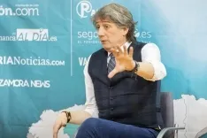 Carlos Martínez Mínguez atiende a los periodistas del grupo Imediacyl Aida Acitores (Palencia en la red), María Fuentes (Salamanca RTV al día) y Sergio García (Soria Noticias) en la sede del PSOE. 