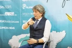 Carlos Martínez Mínguez atiende a los periodistas del grupo Imediacyl Aida Acitores (Palencia en la red), María Fuentes (Salamanca RTV al día) y Sergio García (Soria Noticias) en la sede del PSOE. 
