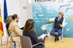 Carlos Martínez Mínguez atiende a los periodistas del grupo Imediacyl Aida Acitores (Palencia en la red), María Fuentes (Salamanca RTV al día) y Sergio García (Soria Noticias) en la sede del PSOE. 
