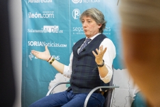 Carlos Martínez Mínguez atiende a los periodistas del grupo Imediacyl Aida Acitores (Palencia en la red), María Fuentes (Salamanca RTV al día) y Sergio García (Soria Noticias) en la sede del PSOE. 