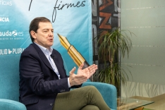 Alfonso Fernández Mañueco atiende a los periodistas del grupo Imediacyl Aida Acitores (Palencia en la red), María Fuentes (Salamanca RTV al día) y Sergio García (Soria Noticias) en la sede del grupo en Salamanca. 